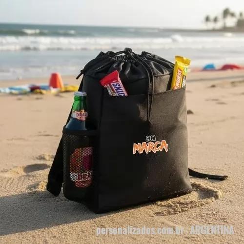 Mochila térmica personalizada - Sacochila Térmica Adventure: Sua Aliada para Aventuras Inesquecíveis! Cansado de mochilas volumosas que atrapalham seus planos? A Sacochila Térmica Adventure é a solução perfeita! Compacta, leve e com design moderno, ela te acompanha em qualquer lugar com praticidade e estilo. Sua jornada com mais sabor: espaço inteligente com compartimentos práticos, incluindo bolsos laterais com redinha elástica para pequenos acessórios, bolso frontal e divisórias internas. Bebidas geladas por horas: bolso interno com saco selado antivazamento e fechamento com zíper, ideal para manter o frescor o dia todo. Segurança e organização: zíper interno seguro para proteger pertences e cordão resistente para fechamento rápido. Conta ainda com bolso discreto acima do zíper para guardar itens pessoais com total privacidade. A Sacochila Térmica Adventure é perfeita para passeios ao ar livre, treinos, praia e uso diário. Garanta já a praticidade que você merece!
