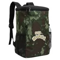 Mochila térmica, disponível em qualquer cor de sua escolha para atender perfeitamente seu estilo ou marca. Com capacidade de até 17 litros, comporta facilmente de 18 a 20 latinhas de 269 ml com gelo, 10 a 15 latas de 350 ml com gelo, 10 a 15 long necks de 330 ml com gelo, 12 a 15 latões de 473 ml com gelo ou até 2 garrafas PET de 2 litros com gelo. Foi desenvolvida para quem precisa transportar bebidas e alimentos mantendo a temperatura ideal, seja no lazer ou no dia a dia. Fabricada no Brasil, oferece resistência, praticidade e alta durabilidade. Possui uma construção técnica de 4 camadas com materiais excelentes: espuma PAC para isolamento, PVC térmico impermeável, saco antivazamento e poliéster 600D no acabamento externo. Essa estrutura mantém o conteúdo gelado por mais de 10 horas com o uso de gelo, ou conserva alimentos quentes. Dica de uso: para otimizar o espaço interno, o ideal é posicionar as latinhas deitadas e bem distribuídas. Eficiência garantida.