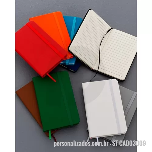 Moleskine personalizado - Mini cadernetas personalizadas, possui ótimo custo, boa variedade de cores e capa em material emborrachado. Com 80 folhas pautadas amareladas é o brinde certo para distribuir em feiras, eventos promocionais e reuniões