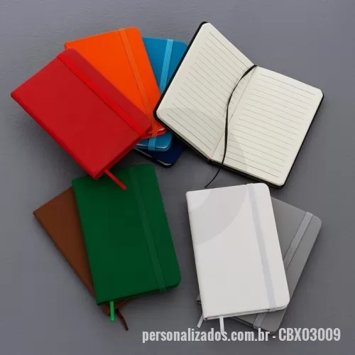 Moleskine personalizado - Moleskine Personalizado - CBX03009 - Caderneta emborrachada com marcador de página em cetim e fita elástica para fechar. Contém aproximadamente 80 folhas amareladas com pauta.  Largura :  8,8 cm  Espessura :  1,2 cm  Comprimento :  14,1 cm  Medidas aproximadas para gravação (CxL):  13,8 cm x 8,2 cm  Peso aproximado (g):  96 - 152744 - Moleskine