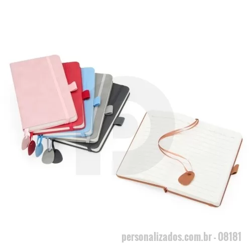 Moleskine personalizado - Moleskine Personalizado - 08181 - Organize seus planejamentos de forma mais eficiente com nossa caderneta emborrachada. Com aproximadamente 96 folhas pautadas, ela oferece um espaço prático para anotar a data e planejar atividades com facilidade. Logo na primeira página, há um cadastro para dados pessoais, além de uma régua de 15 cm integrada à folha, tornando a caderneta ainda mais funcional. Com capa emborrachada, suporte para caneta em nylon, elástico para fechamento e fita de cetim com etiqueta e espaço para personalização, que permite marcar as páginas mais importantes. Essa caderneta é tudo o que precisa para acompanhar qualquer rotina de forma eficiente e organizada.  Altura: 17,4 cm Largura: 9,7 cm Espessura: 1,5 cm Medidas aproximadas para gravação(CxL): Caderneta Peso aproximado(g): 165 - 179818 - Moleskine
