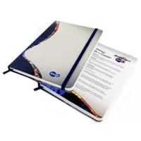 Com um design agradável e de grande utilidade, o moleskine agrada todos os públicos. Material 100% personalizado. Tamanho 9x14 ou 14x21 cm. Capa dura impressa em 4 cores. Miolo possui 80 folhas com ou sem personalização no papel off set ou pólen. Elástico para fechamento e fitilho.