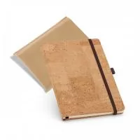 Caderno capa dura. Cortiça. Com porta esferográfica e 80 folhas não pautadas cor marfim. Fornecido em embalagem em non-woven. 97 x 145 mm | Embalagem: 133 x 170 mm