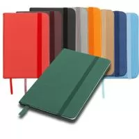  Mini Caderneta tipo moleskine, produzida em material sintético brilhante com marcador de página em cetim e fita elástica para fechar. 80 folhas amareladas sem pauta.  7,4 cm x  10,5 cm