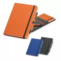 Kit de caderno A5 e esferográfica em c. sintético com 80 folhas não pautadas, fita separadora e elástico. Esferográfica de escrita azul. Fornecido com caixa presente em PP com elástico. Esferográfica: ø10 x 137 mm | Bloco: 140 x 210 mm | Caixa: 155 x 214 x 13 mm