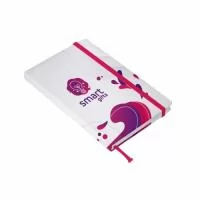 Caderno capa dura  100% customizada, com fita de cetim e elástico com 80 folhas.  Medida: 14x21 cm
