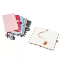 Organize seus planejamentos de forma mais eficiente com nossa caderneta emborrachada. Com aproximadamente 96 folhas pautadas, ela oferece um espaço prático para anotar a data e planejar atividades com facilidade. Logo na primeira página, há um cadastro para dados pessoais, além de uma régua de 15 cm integrada à folha, tornando a caderneta ainda mais funcional. Com capa emborrachada, suporte para caneta em nylon, elástico para fechamento e fita de cetim com etiqueta e espaço para personalização, que permite marcar as páginas mais importantes. Essa caderneta é tudo o que precisa para acompanhar qualquer rotina de forma eficiente e organizada.  Altura: 17,4 cm Largura: 9,7 cm Espessura: 1,5 cm Medidas aproximadas para gravação(CxL): Caderneta Peso aproximado(g): 165