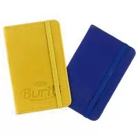 Caderneta estilo moleskine com um design agradável e de grande utilidade, o moleskine agrada todos os públicos. Material 100% PERSONALIZADO (CAPA, ELASTICO, FITILHO, GUARDA, MIOLO PERSONALIZADO E GUARDA PERSONALIZADA), podem acompanhar lâminas de publicidade. Tamanho 9x14 ou 14x21 cm. Diversos tipos de capa. Miolo possui 80 folhas com ou sem personalização no papel off set ou pólen. Elástico para caneta, para fechamento e fitilho. Fabricação 100% Thap Brindes.