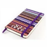 Caderneta estilo moleskine com um design agradável e de grande utilidade, o moleskine agrada todos os públicos. Material 100% PERSONALIZADO (CAPA, ELASTICO, FITILHO, GUARDA, MIOLO PERSONALIZADO E GUARDA PERSONALIZADA), podem acompanhar lâminas de publicidade. Tamanho 9x14 ou 14x21 cm. Diversos tipos de capa. Miolo possui 80 folhas com ou sem personalização no papel off set ou pólen. Elástico para caneta, para fechamento e fitilho. Fabricação 100% Thap Brindes.