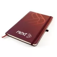 Com um design agradável e de grande utilidade, o moleskine agrada todos os públicos. Material 100% personalizado. Tamanho 9x14 ou 14x21 cm. Capa dura impressa em 4 cores. Miolo possui 80 folhas com ou sem personalização no papel off set ou pólen. Elástico para fechamento e fitilho.