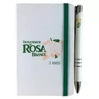 Com um design agradável e de grande utilidade, o moleskine agrada todos os públicos. Material 100% personalizado. Tamanho 9x14 ou 14x21 cm. Capa dura impressa em 4 cores. Miolo possui 80 folhas com ou sem personalização no papel off set ou pólen. Elástico para fechamento e fitilho.