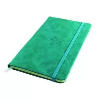 Com um design agradável e de grande utilidade, o moleskine agrada todos os públicos. Material 100% personalizado. Tamanho 9x14 ou 14x21 cm. Capa dura couro sintético (com ou sem costura) com gravação em baixo relevo. Miolo possui 80 folhas com ou sem personalização no papel off set ou pólen. Elástico para fechamento e fitilho. 
