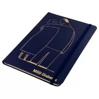 Com um design agradável e de grande utilidade, o moleskine agrada todos os públicos. Material 100% personalizado. Tamanho 9x14 ou 14x21 cm. Capa revestida em papel especial com gravação em baixo relevo ou hot stamping. Miolo possui 80 folhas com ou sem personalização no papel off set ou pólen. Elástico para fechamento e fitilho. 