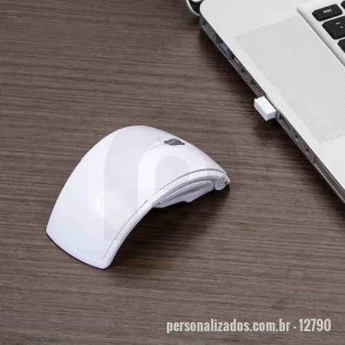 Mouse dobrável personalizado - Mouse óptico de tecnologia wireless e retrátil. Mouse anatômico de material plástico resistente, possui rolamento plástico translúcido, laterais texturizadas, parte traseira dobrável, luz inferior óptica vermelha, receptor Nano USB 2.4 GHZ. Funcionamento através de 2 pilhas AAA(não acompanha).  Altura :  3,6cm  Largura :  6 cm  Comprimento :  11 cm  Medidas aproximadas para gravação (CxL):  2,3 cm x 4,6 cm  Peso aproximado (g):  52