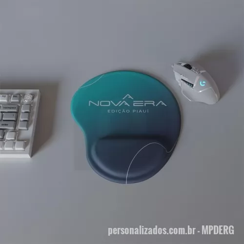 Mouse pad ergonômico personalizado - Os mouse pads ergonômicos personalizados da Brinde Leve são a solução ideal para quem busca conforto e estilo no ambiente de trabalho. Com design pensado para proporcionar suporte adequado ao pulso, nossos mouse pads são perfeitos para longas horas de uso, prevenindo lesões e aumentando a produtividade. Personalize-os com a sua marca ou mensagem e ofereça um brinde útil e memorável aos seus clientes e colaboradores.