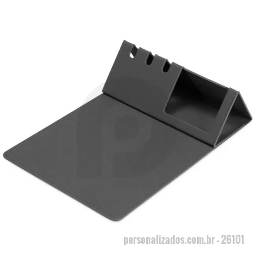 Mouse pad personalizado - Mouse pad com estrutura em papelão resistente e revestimento em poliuretano (PU). Possui design dobrável com espaço para suporte de celular e porta-canetas.