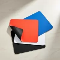 Mouse pad flexível em poliéster com base antiderrapante feita em borracha.