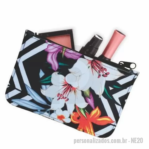 Necessaire em Neoprene personalizado - Nécessaire Sintético – NE20 pode ser confeccionada em sintético nobre diversas opções de materiais e cores, também na opção de tecido Neoprene, como na foto, um modelo de tamanho ideal para o dia a dia. Acabamento externo e fechamento em zíper. Pode ser personalizada em baixo relevo ou como no caso da foto feito através de sublimação trazendo muito mais opções de cores e diferenciais na gravação e personalização.