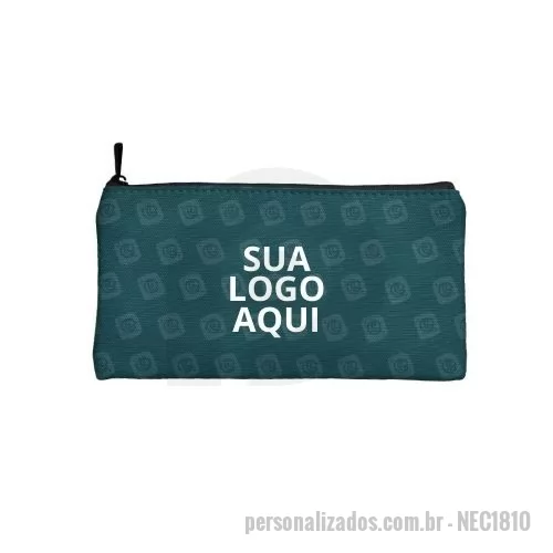 Necessaire em Neoprene personalizado - Necessaire Neoprene 18x10 Personalizada. Apresentamos a nossa necessaire personalizada, o brinde corporativo ideal para transmitir sofisticação e organização aos seus clientes e parceiros de negócios! Esta necessaire exclusiva combina estilo e praticidade para uma experiência completa.  Fabricada com materiais de alta qualidade, nossa necessaire é resistente e durável, perfeita para acompanhar o dia a dia agitado dos profissionais modernos. Seu design elegante e discreto confere um toque de classe ao acessório.  A personalização é o que torna esta necessaire verdadeiramente especial. Você pode adicionar o logotipo da sua empresa, o nome do cliente ou qualquer outra marca que represente sua identidade corporativa. Nossa equipe especializada trabalhará em conjunto com você para criar um design personalizado e exclusivo.  Compacto, a necessaire personalizada oferece espaço suficiente para acomodar produtos pequenos essenciais. Sua funcionalidade interna permite uma organização eficiente, 