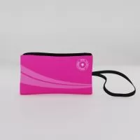 Necessaire de Mão Personalizada,  é feita de neoprene, oferecendo durabilidade e estilo. Com fechamento em zíper e cursor niquelado, ela garante segurança para seus itens. A alça de mão em fita CTF de 15mm facilita o transporte, tornando-a perfeita para o dia a dia ou viagens. Personalize com sua marca e destaque-se!