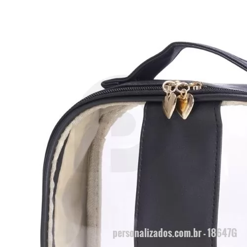 Necessaire em Pvc personalizado - Um nécessaire do tamanho excelente para levar o que é importante no dia a dia sem deixar nada para trás. Feita em PVC e com bordas em PU, ela é impermeável, fazendo com que ela também seja uma opção segura e funcional para carregar itens essenciais para um banho de mar ou piscina como protetores solares, bronzeadores, entre outros produtos para cuidados com a pele e cabelos. Além disso, o nécessaire conta com uma alça para mãos e fechamento em zíper com puxadores em formato de coração para dar aquele toque extra de charme  Altura :  20 cm