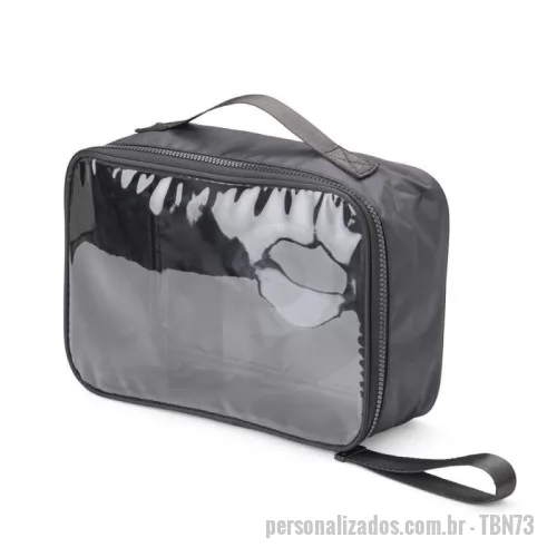 Necessaire em Pvc personalizado - Nécessaire confeccionada em nylon, com frente em visor transparente, fechamento por zíper e alça superior. Inclui também uma alça de transporte em nylon.