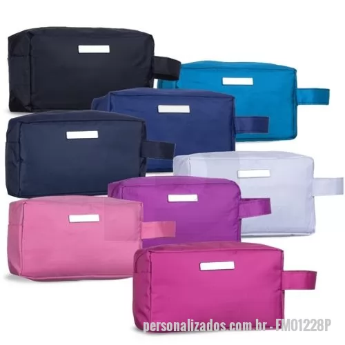 Necessaire em Pvc personalizado - Descrição: Nécessaire de pvc resistente à água com plaquinha metálica fixa.  Altura :  11,5 cm  Largura :  20 cm  Profundidade :  9 cm  Medidas aproximadas para gravação (CxL):  1 cm x 4,8 cm  Tamanho total aproximado  (CxL):  Comprimento da alça : 14 cm  Peso aproximado (g):  77