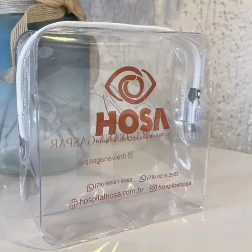 Necessaire em Pvc personalizado - Necessaire confeccionada em pvc cristal espessura 0,20mm medida 14x14x04cm, personalizada em serigrafia, não é adesivo, em 1 cor ou colorido, tamanho ideal para montar kit higiene, kit clinica, kit cirurgia, ou apenas presentear seu cliente,  vendas a partir de 30 unidades.
