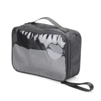 Nécessaire confeccionada em nylon, com frente em visor transparente, fechamento por zíper e alça superior. Inclui também uma alça de transporte em nylon.