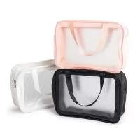 Descrição: Nécessaire de PVC e PU resistente à água, com duas alças laterais de mão.  Altura :  23 cm  Largura :  31 cm  Profundidade :  10 cm  Medidas aproximadas para gravação (CxL):  17 cm x 25 cm