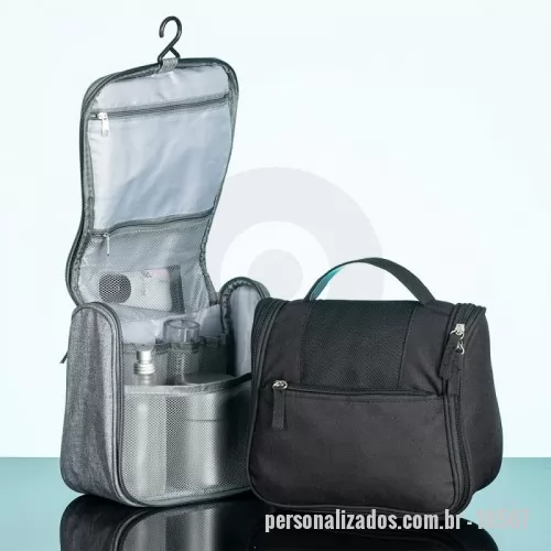 Nécessaire personalizado - Necessaire organizadora em tecido nylon Oxford, possui bolso frontal e alça superior, parte interna com gancho plástico; bolso interno superior em nylon e bolso de tela ambos com zíper; bolso inferior aberto de tela com 4 divisões de bolsos também em tela. Perfeita para lhe acompanhar em viagens e até mesmo transportar seus itens pessoais do dia a dia com organização e praticidade.