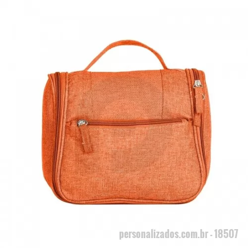 Nécessaire personalizado - Necessaire organizadora em tecido nylon Oxford, possui bolso frontal e alça superior, parte interna com gancho plástico; bolso interno superior em nylon e bolso de tela ambos com zíper; bolso inferior aberto de tela com 4 divisões de bolsos também em tela. Perfeita para lhe acompanhar em viagens e até mesmo transportar seus itens pessoais do dia a dia com organização e praticidade. CONSULTAR OUTROS MODELOS