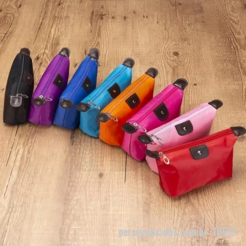 Nécessaire personalizado - Necessaire impermeável de poliéster com detalhes em couro sintético e parte interna com revestimento emborrachado, possui um “botão” no detalhe do couro frontal.