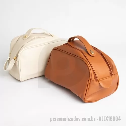 Nécessaire personalizado -  Estilosa e espaçosa, esta nécessaire se destaca com sua abertura diferenciada por zíper duplo. Feita de PU resistente à água, ela oferece um amplo espaço interno e divisórias de elástico para manter tudo organizado. 16 x 24 cm