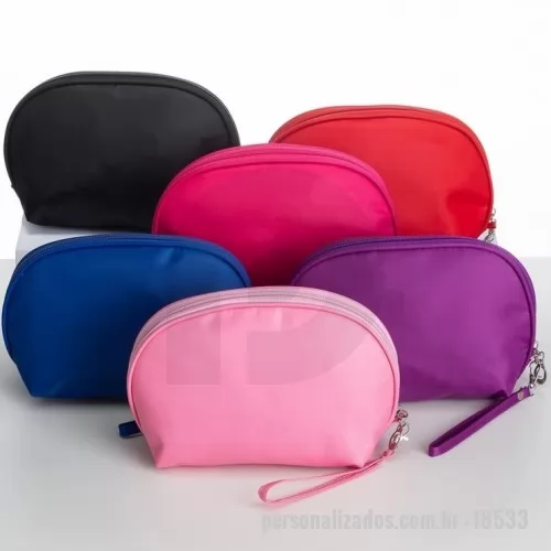 Nécessaire personalizado - Necessaire impermeável de nylon com forro em poliéster, acompanha alça com gancho para encaixe.