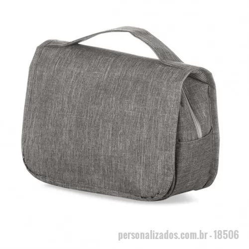 Nécessaire personalizado - Necessaire organizadora em tecido nylon Oxford, abertura frontal por velcro e alça superior, parte interna com gancho plástico; bolso interno superior de pvc e bolso de tela superior; dois bolsos inferiores de zíper, sendo o primeiro com detalhe superior em tela e 3 divisões internas e o segundo na parte frontal interna. Perfeita para lhe acompanhar em viagens e até mesmo transportar seus itens pessoais do dia a dia com organização e praticidade.