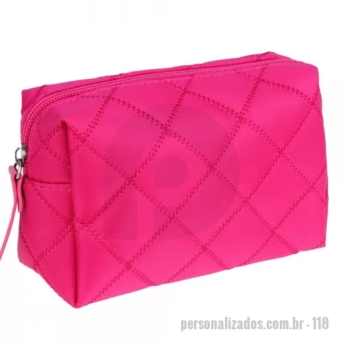 Nécessaire personalizado - Necessaire Haifa Personalizada – Fabricação Própria  A Necessaire Haifa Personalizada é uma opção prática, elegante e versátil para empresas que desejam fortalecer sua marca através de brindes úteis e de grande aceitação. Com design compacto e funcional, é ideal para armazenar cosméticos, maquiagens, produtos de higiene pessoal, medicamentos, acessórios e itens essenciais do dia a dia.  Fabricada em diversos materiais e disponível em variadas opções de cores, a Necessaire Haifa pode ser desenvolvida de acordo com a identidade visual da sua empresa, oferecendo um excelente acabamento e alta durabilidade. Seu tamanho compacto facilita o transporte em bolsas, mochilas, malas e pastas, tornando-se uma companheira indispensável para viagens e rotina diária.  Com personalização em Silk Screen ou Sublimação, sua marca ganha destaque em um produto que será utilizado frequentemente pelos clientes e colaboradores.  Características  ? Modelo compacto e funcional ? Ideal para organização de itens 