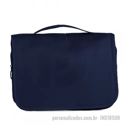 Nécessaire personalizado - : Necessaire organizadora “travel”. Tecido Sarja, abertura frontal por velcro e alça superior, parte interna com gancho plástico; bolso interno superior de pvc e bolso de tela superior, ambos de zíper; dois bolsos inferiores de zíper, sendo o primeiro com detalhe superior em tela e 3 divisões internas com 3 elásticos para fixação, segundo bolso na parte frontal interna; parte traseira possui um bolso externo.