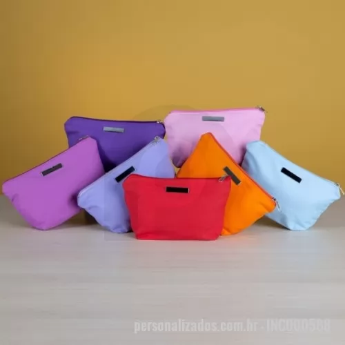 Nécessaire personalizado - Necessaire de Lona com Plaquinha  personalizável. Fabricamos em diversos materiais e com variadas opções de cores à escolha (verificar disponibilidades)  Personalizamos em Silk, Sublimação, laser, entre outros. Consulte as gravações de acordo com o material escolhido.