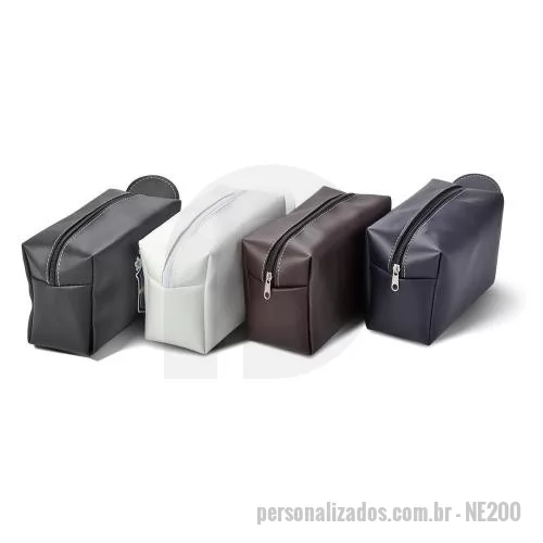 Nécessaire personalizado - Nécessaire em couro sintético preto com pegador lateral. Gravação frontal na opções: serigrafia e plaquinha.