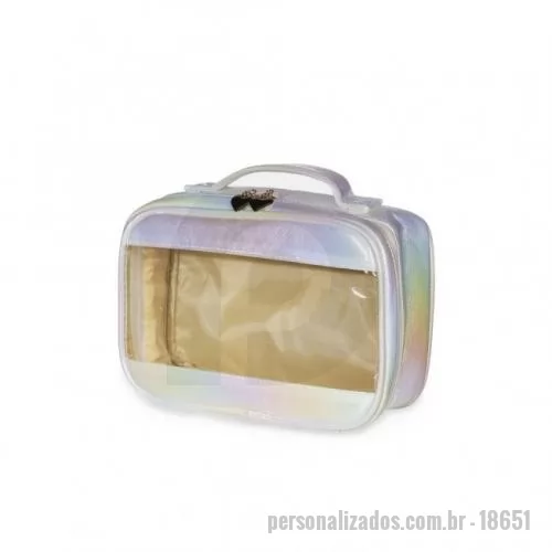 Nécessaire personalizado - Necessaire impermeável de tecido sintético com design holográfico e PVC, parte interna com revestimento em tecido, possui alça superior para as mãos, e detalhe dourado em formato de coração no zíper.