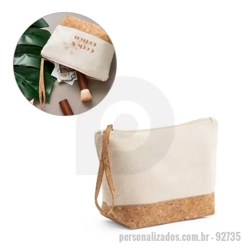 Nécessaire personalizado - Bolsa de cosméticos 100% algodão (280 g/m²) com detalhes em cortiça no fundo da bolsa e puxador do fecho, que também tem a função de pega para facilitar o transporte. O interior é forrado, sendo de fácil limpeza e rápida secagem, ideal para guardar maquiagem.