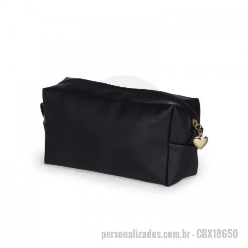 Nécessaire personalizado - Nécessaire Personalizado - CBX18650 - écessaire de poliuretano resistente à água.  Altura :  10 cm  Largura :  22 cm  Profundidade :  7,5 cm  Medidas aproximadas para gravação (CxL):  8 cm x 15,5 cm  Peso aproximado (g):  64 - 152768 - Nécessaire