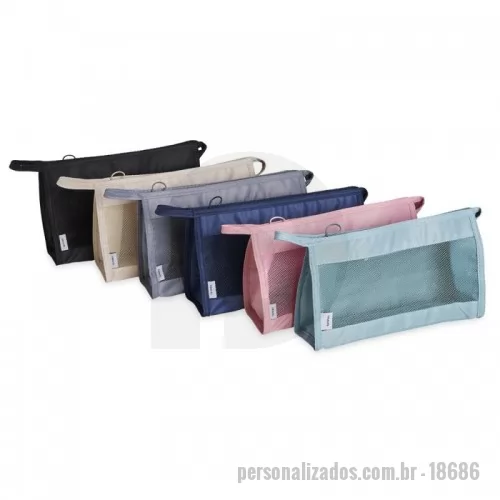 Nécessaire personalizado - Nécessaire respirável de poliéster com pequeno bolso resistente à água.  Altura :  16 cm  Profundidade :  7,5 cm  Comprimento :  26 cm  Medidas aproximadas para gravação (CxL):  2,5 cm x 24 cm  Peso aproximado (g):  53
