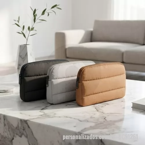 Nécessaire personalizado - Nécessaire em puffer e fechamento em zíper.  Medidas: Comprimento: 21cm  Altura: 12cm  Largura: 4cm