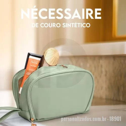 Nécessaire personalizado - Necessaire 18901 - Excelente solução para quem busca organização e praticidade no dia a dia. Produzida em couro sintético e resistente à água, ela conta com três compartimentos funcionais: um principal, espaçoso, ideal para acomodar itens maiores; outro com bolso de tela, fechamento em zíper e divisórias, perfeito para canetas, rímel, lápis de olho ou o que preferir; e um terceiro com quatro bolsos, sendo dois de tela e dois no modelo cortininha, oferecendo ainda mais possibilidades para manter tudo no lugar. Além disso, sua alça facilita o transporte, tornando-a uma escolha prática e versátil para quem precisa otimizar espaço e manter tudo organizado de forma inteligente. Gravação digital Colorida