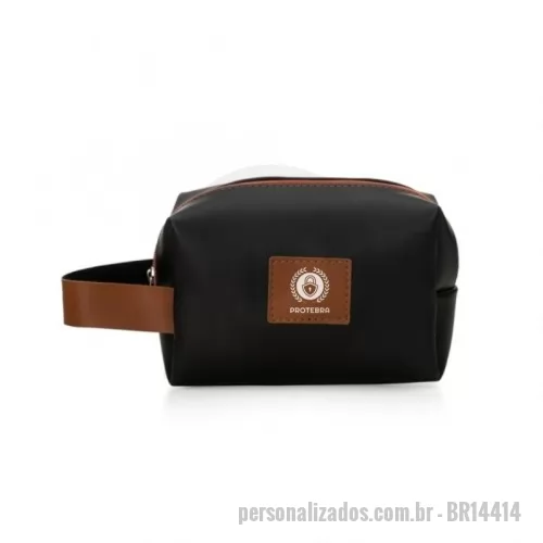 Nécessaire personalizado - Necessaire de couro sintético bidins com alça para transporte, possui plaquinha frontal para personalização e área interna da necessaire revestida de nylon.