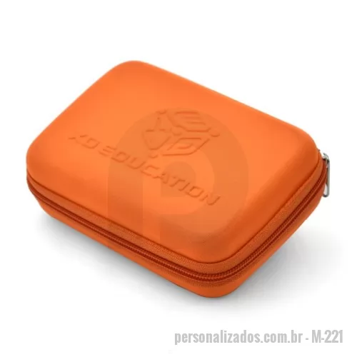 Nécessaire personalizado - Caixinha em E.V.A termomoldado em malha helanca proporcionando a combinação perfeita entre flexibilidade e rigidez e protegendo os itens nela armazenados. Costura reforçada, forro em material têxtil, fechamento por zíper e cuidado com os acabamentos finais.  Possuímos uma variada gama de cores à sua disposição e a possibilidade de estamparia com arte exclusiva para promover a empresa fortalecendo sua identidade e entregando um brinde personalizado de qualidade para seus parceiros.