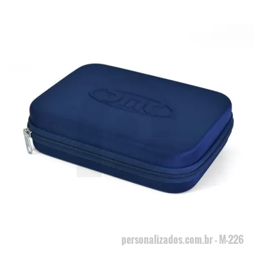 Nécessaire personalizado - Case Porta Objetos termomoldado em E.V.A com revestimento em malha helanca para um melhor acabamento e qualidade final. Permite armazenar cosméticos, medicamentos ou itens de higiene com segurança, protegendo-os graças à firmeza do material em que é confeccionado.  Sua marca poderá ser divulgada neste brinde com aplicação de logomarca em gravação em alto relevo para um estilo mais clean ou através de estampa em transfer de alta qualidade. A ideia é promover sua empresa ou ação promocional ao mesmo tempo que traz um produto útil e funcional para seus colaboradores.
