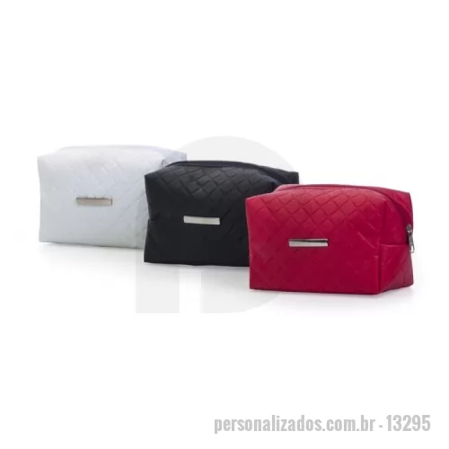 Nécessaire personalizado - Necessaire puff matelassê, material em couro sintético. Possui uma plaqueta prata no centro para gravação.